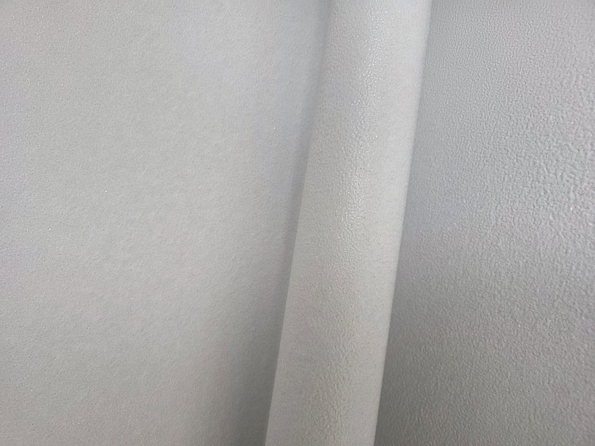 탄성코트를 칠한 배관과 벽면 질감 근접 모습